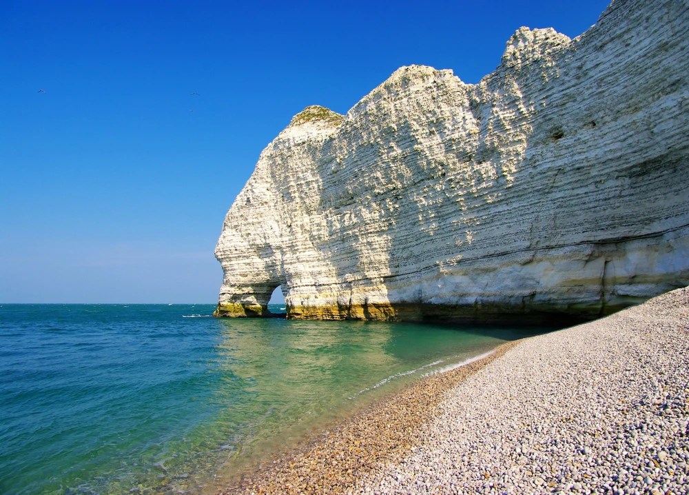 The high cliffs of Étretat, natural arches and spectacular walls overlooking the English Channel, photo chosen by monsieurdefrance.com.