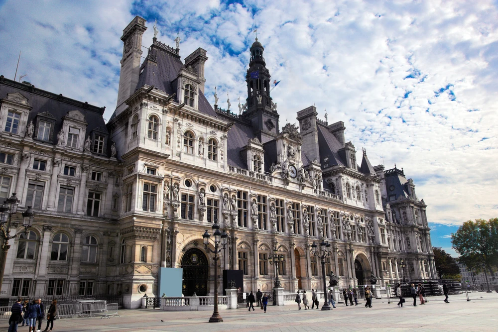 L'hôtel de Ville de Paris est la plus grande mairie de France et même d'Europe avec 600 salles et 66 000 M2. Photo choisie par monsieurdefrance.com : photocreo via depositphotos.