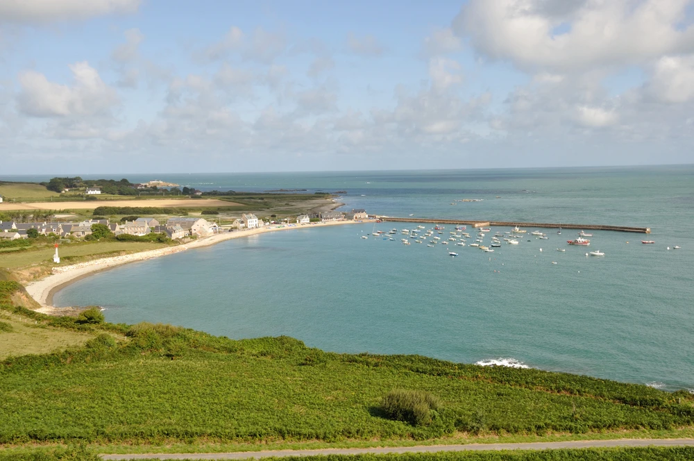In the Cotentin, the countryside suddenly opens onto the sea, a wild and contrasting landscape typical of the region, photo chosen by monsieurdefrance.com.