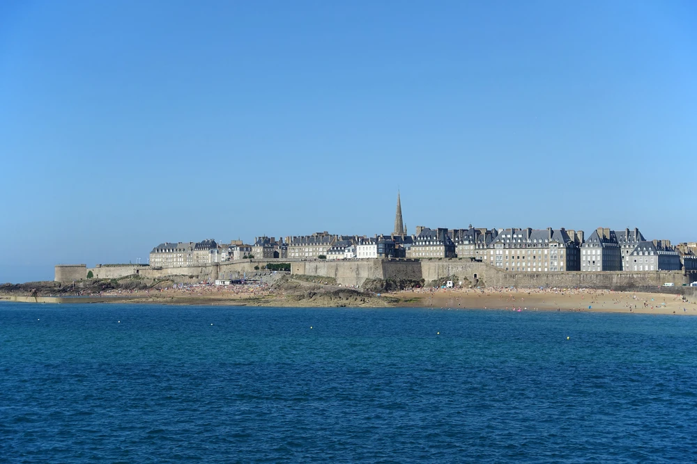 Saint Malo depuis la mer / Photo choisie par Monsieur de France Rocklights via Depositphotos