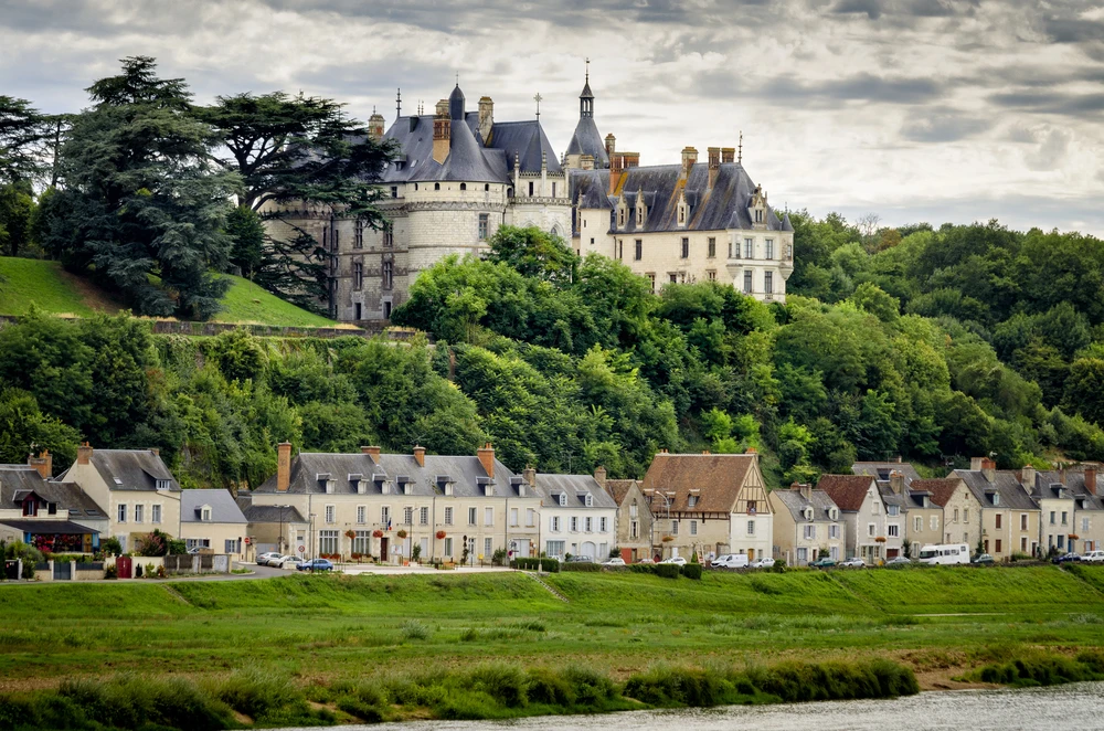 Le château de Chaumont-sur-Loire, dominant la Loire, célèbre pour son architecture médiévale et Renaissance et pour accueillir le Festival international des jardins. Photo choisie par monsieur-de-france.com.