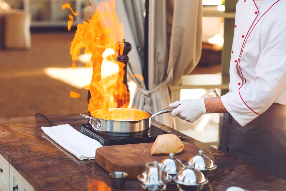 Pan-frying foie gras, a precise and delicate gesture that reveals all the finesse of this dish, photo selected by monsieurdefrance.com.