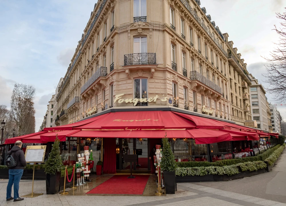 Façade du Fouquet’s Paris sur l’avenue des Champs-Élysées, célèbre brasserie de luxe emblématique de la gastronomie parisienne – photo choisie par monsieurdefrance.com