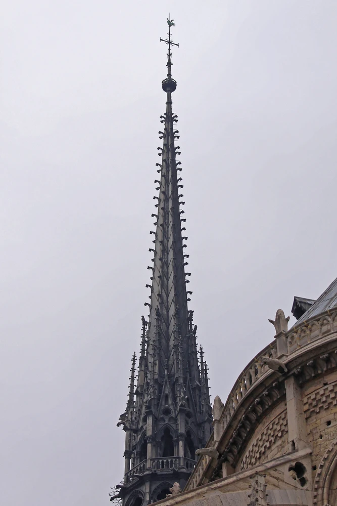 La flèche de Notre-Dame de Paris domine la cathédrale avec élégance, symbole de la grandeur gothique et point de repère emblématique dans le panorama de la capitale. Photo choisie par Monsieur de France : depositphotos.