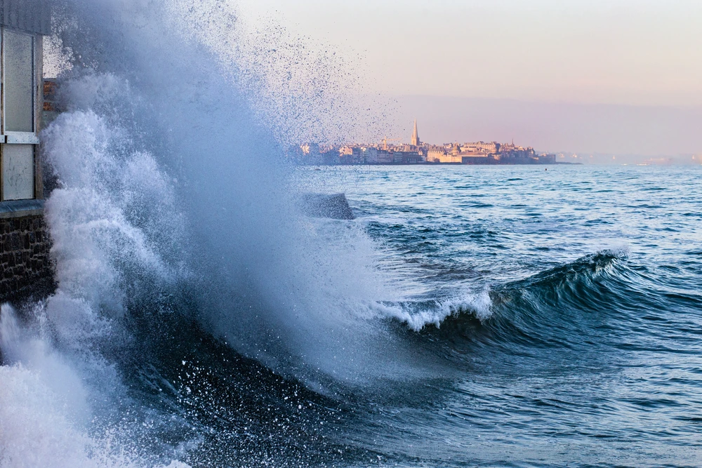 Saint Malo est toujours le théâre dun spectacle époustouflant au moment des grandes marées. Attention ! Il faut être très prudent et ne pas se tenir trop près du rivage / Photo choisie par Monsieur de France : depositphotos