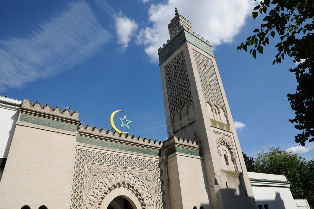 Le minaret de la Grande Mosquée de Paris et ses 33 mètres / Photo choisie par Monsieur de France : PantherMediaSeller via deposit photos