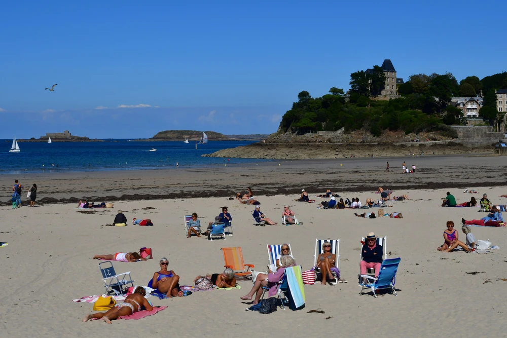 Dinard, la plage de l’Écluse, grande plage emblématique au cœur de la station, idéale pour une pause face à la mer et le départ des promenades du littoral. Photo choisie par monsieur-de-france.com.