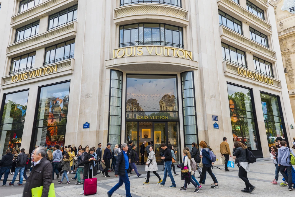Boutique Louis Vuitton sur l’avenue des Champs-Élysées à Paris, vitrine emblématique du luxe français dans la capitale – photo choisie par monsieurdefrance.com