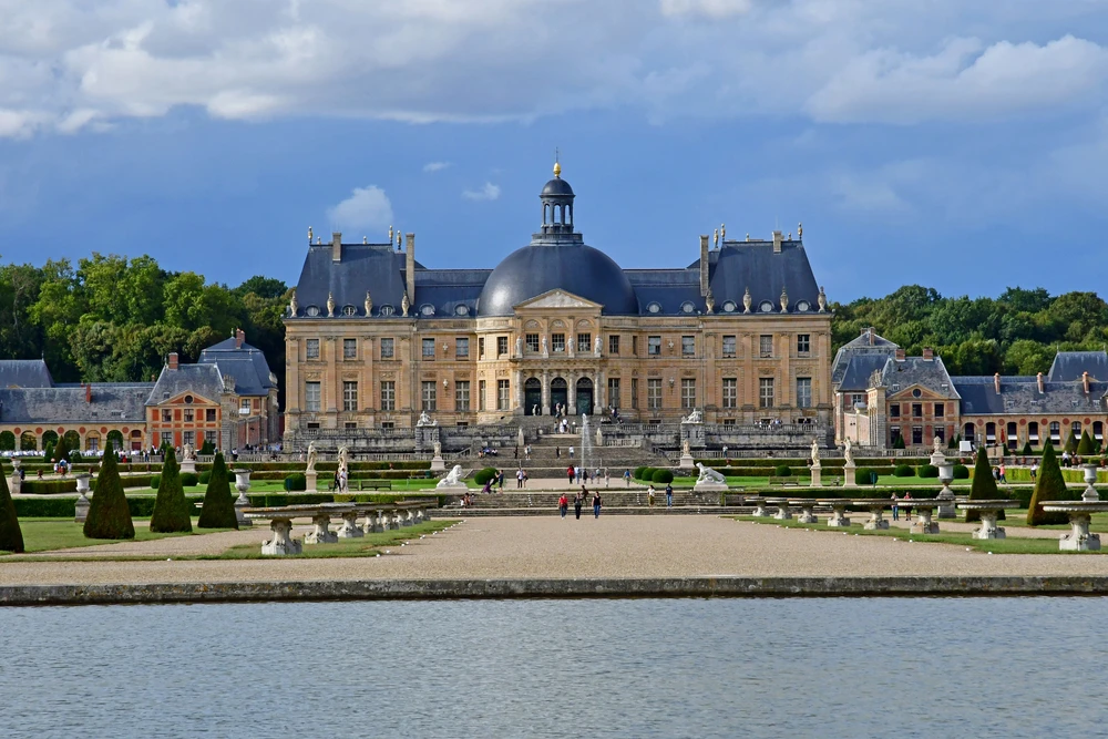 The façade of the Château de Vaux-le-Vicomte, a masterpiece of classical French architecture, emblematic of the genius of Le Vau, Le Brun, and Le Nôtre, heralding Versailles. Photo selected by monsieur-de-france.com.