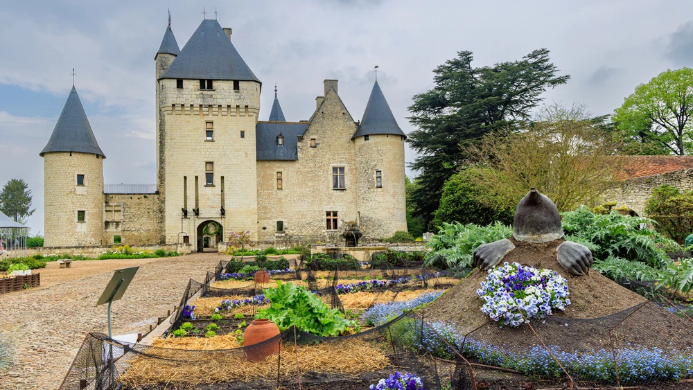 L’étonnant jardin du château du Rivau, univers poétique mêlant jardins thématiques, sculptures contemporaines et atmosphère médiévale, véritable voyage entre art et imaginaire. Photo choisie par monsieur-de-france.com.
