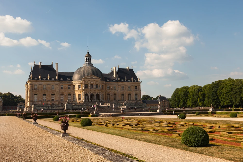 Les parterres du château de Vaux-le-Vicomte, chef-d’œuvre des jardins à la française dessinés par Le Nôtre, avec perspectives géométriques, bassins et jeux d’axes annonçant Versailles. Photo choisie par monsieur-de-france.com.