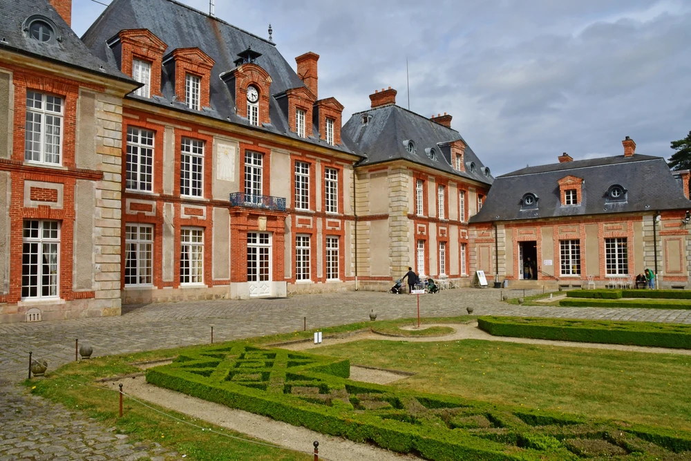 The Château de Breteuil, easily recognizable by its colorful façade, is an elegant residence in the Yvelines region, combining classical architecture, refined décor, and historical staging. Photo selected by monsieur-de-france.com.