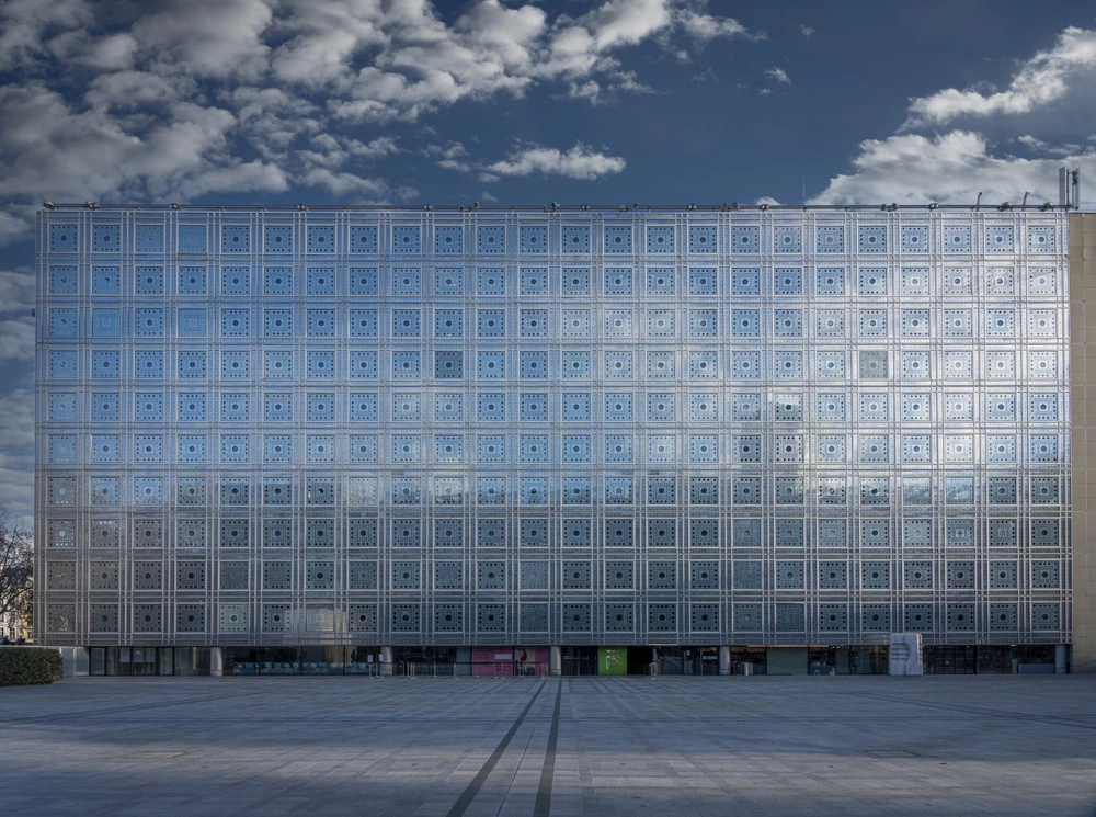 La façade de l'Institut du Monde Arabe : Photo by frlegros via depositphotos
