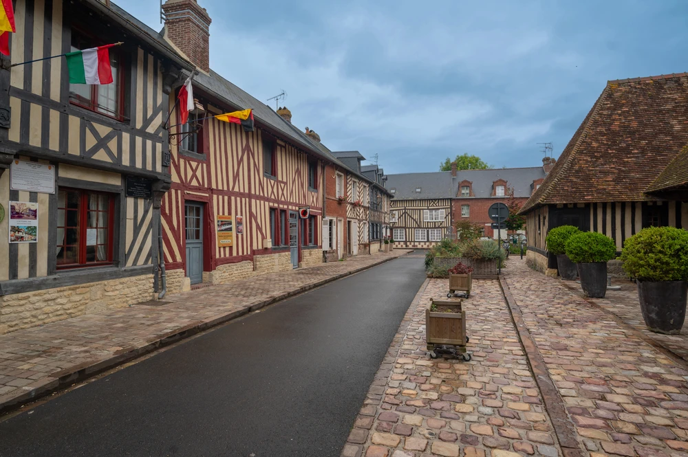 The Pays d'Auge, with its typical cob and half-timbered houses, here in Beuvron-en-Auge, a charming Norman village, photo chosen by monsieurdefrance.com.