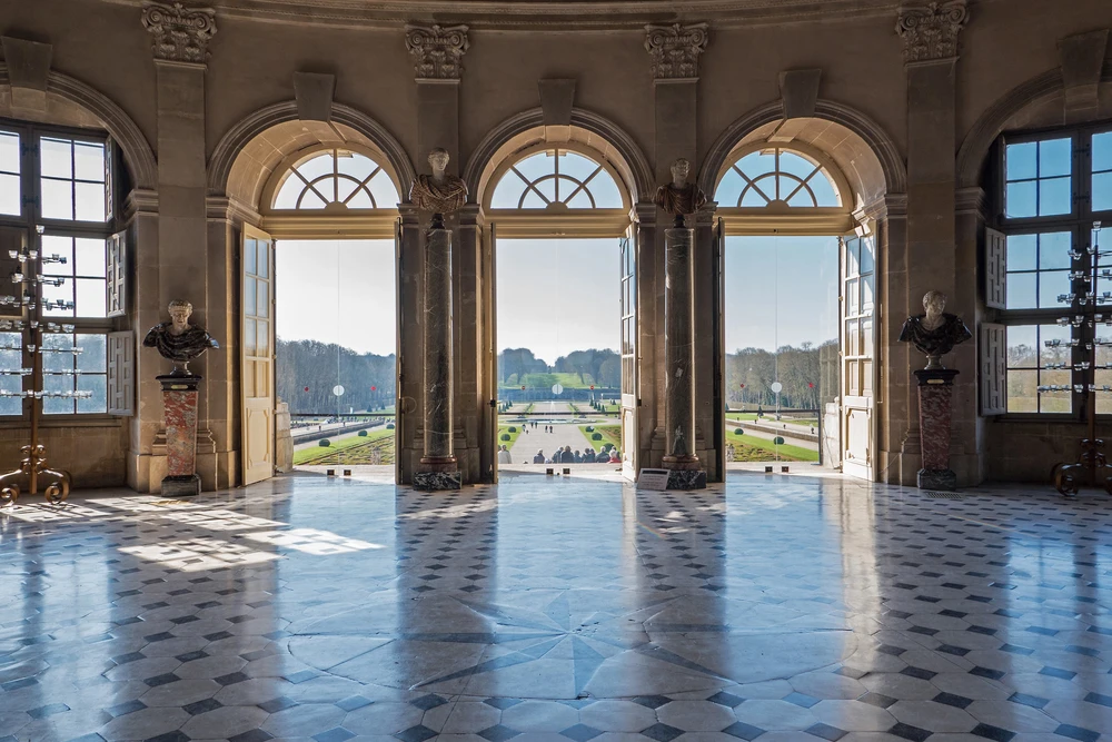Interior of the marble salon at the Château de Vaux-le-Vicomte, an emblematic space of French classical art, remarkable for its marble, its proportions, and its refined decor heralding the style of Versailles. Photo selected by monsieur-de-france.com.