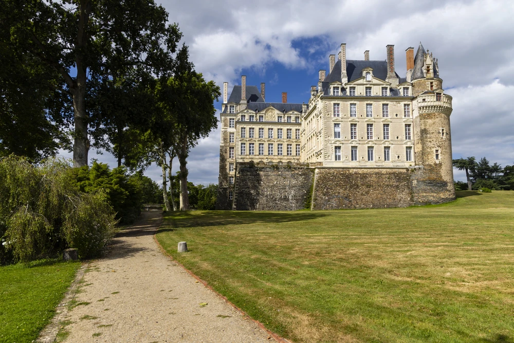 The astonishing Château de Brissac, famous for its exceptional height and seven floors, a monumental silhouette dominating the valley and emblem of the great châteaux of Anjou. Photo selected by monsieur-de-france.com.