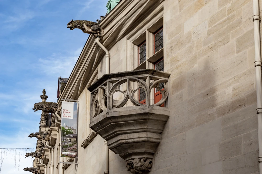 Façades du palais des ducs de Lorraine à Nancy, architecture Renaissance et gothique du monument emblématique de la Vieille Ville. Photo choisie par monsieurdefrance.com : goga18128.mail.ru via Depositphotos