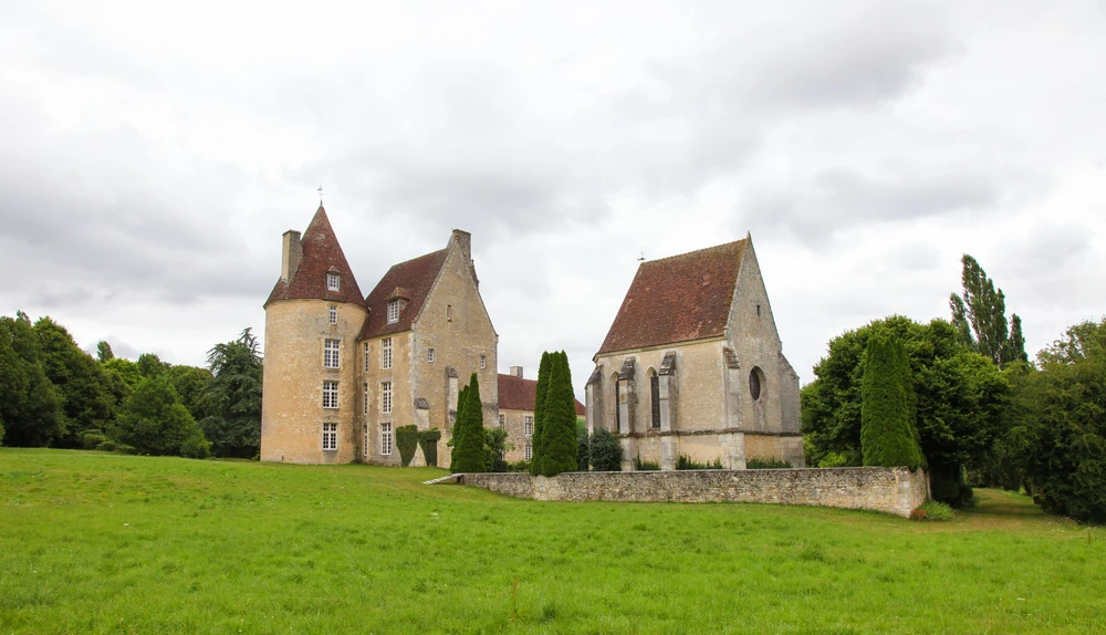 One of the many manor houses typical of the Perche region, an elegant residence surrounded by greenery and history, photo selected by monsieurdefrance.com.
