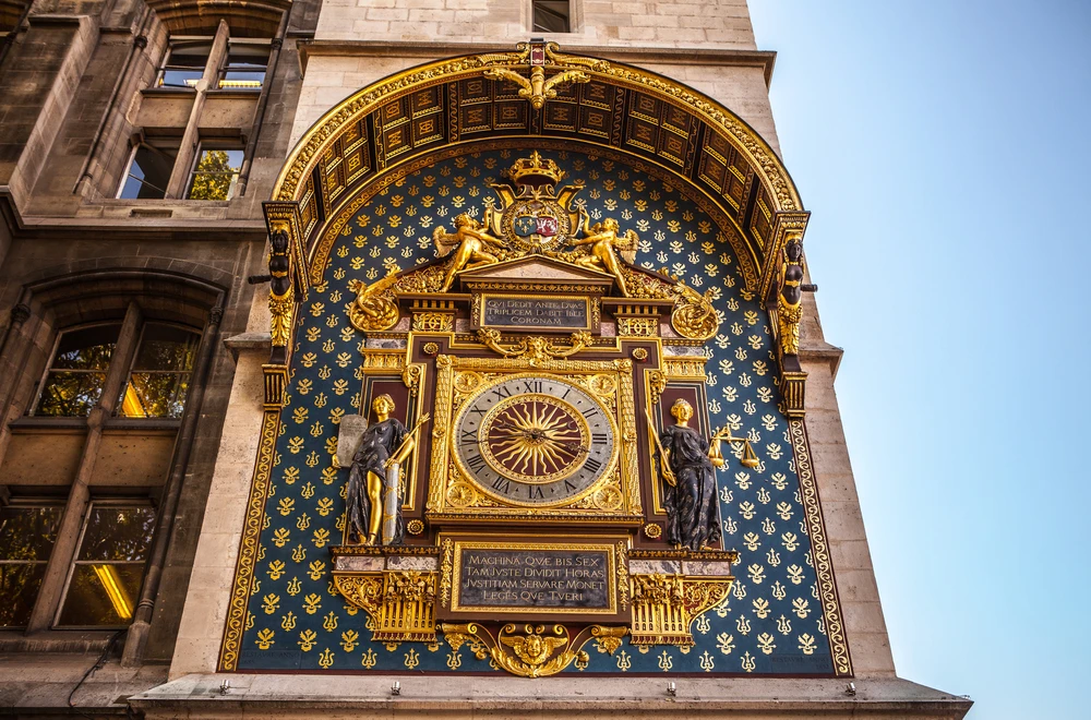 Horloge de la Conciergerie à Paris, chef-d’œuvre du XIVe siècle, considérée comme la plus ancienne horloge publique de France. Photo publiée sur monsieurdefrance.com.