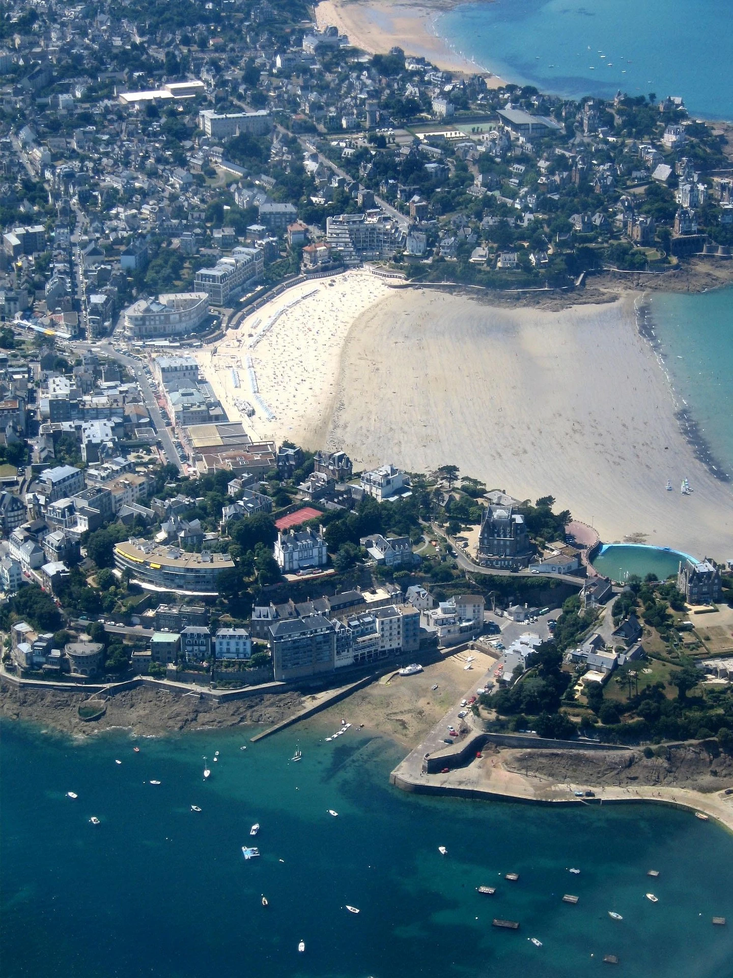 Vue aérienne de Dinard : la pointe du Moulinet en bas de l’image et la plage de l’Écluse, panorama idéal pour comprendre la géographie du front de mer et les plus beaux points de vue. Photo choisie par monsieur-de-france.com : par Gwenaële Moignic de Pixabay.