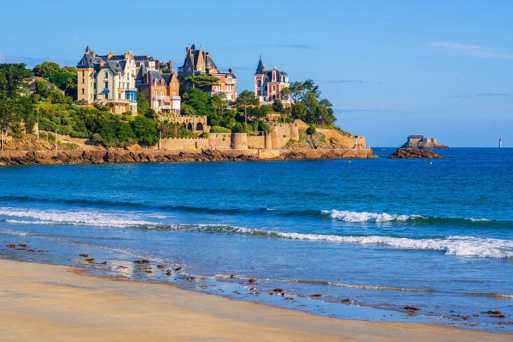 Villas on the Malouine headland. Photo chosen by monsieurdeFrance: depositphotos.