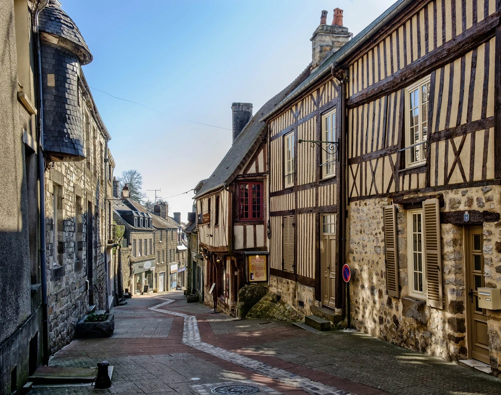 Domfront et ses rues médiévales. Photo choisie par monsieurdefrance.com : Shutterstock.