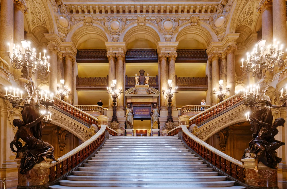 Le grand escalier de l'Opéra Garnier. Photo choisie par monsieurdefrance.com : Isogood via depositphotos