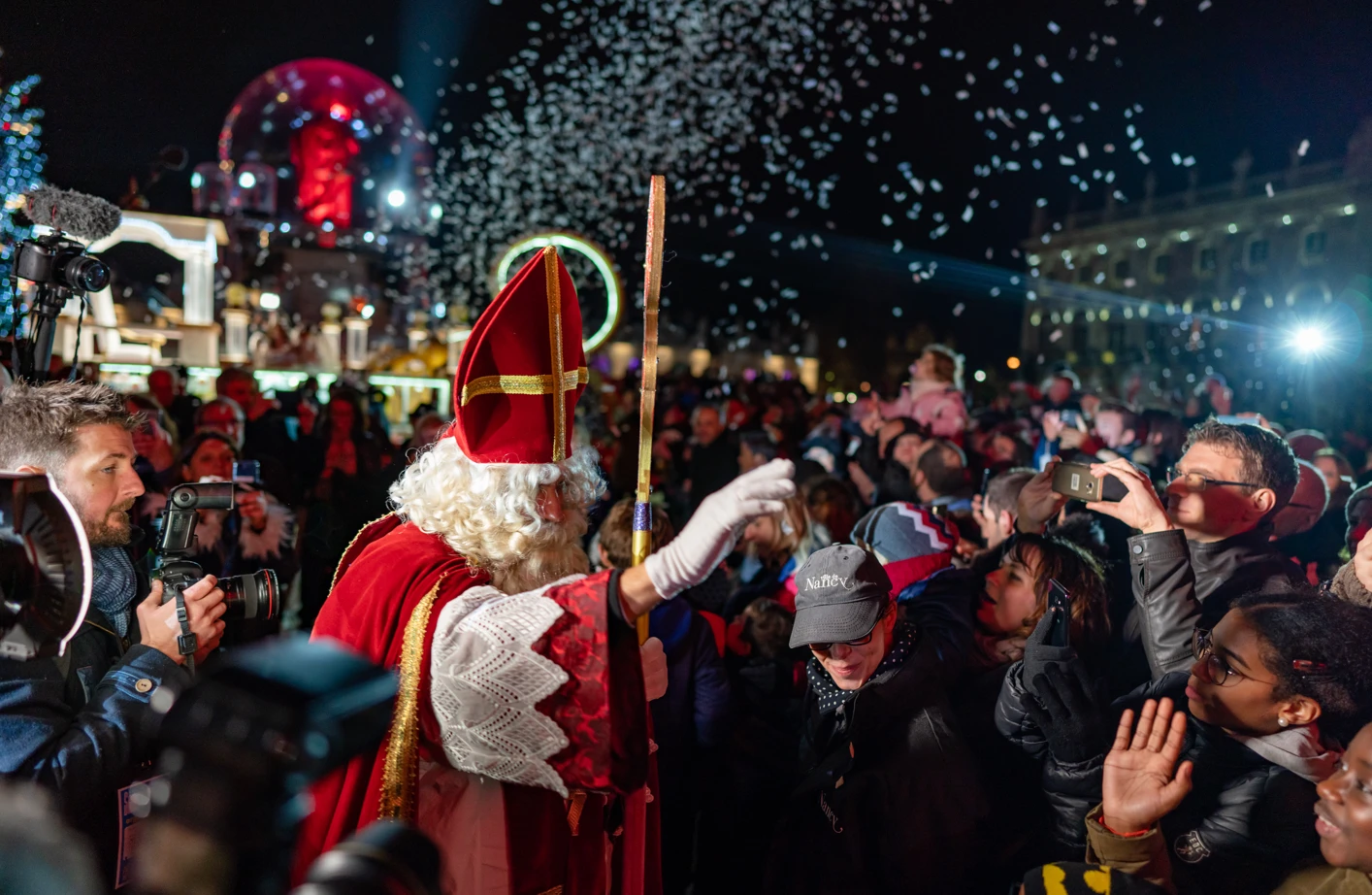 De jubelende menigte verwelkomt Sinterklaas in Nancy, in een feestelijke en warme sfeer die de decembertradities van Lotharingen viert. Foto Pierre Defontaines / ARTGE
