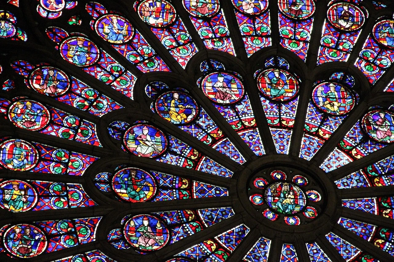 La splendeur des vitraux gothiques de Notre-Dame de Paris émerveille par leurs couleurs éclatantes, leurs scènes détaillées et la lumière qui les traverse, créant une atmosphère sacrée et intemporelle au cœur de la cathédrale. Photo choisie par Monsieur de France : Renee via Pixabay.