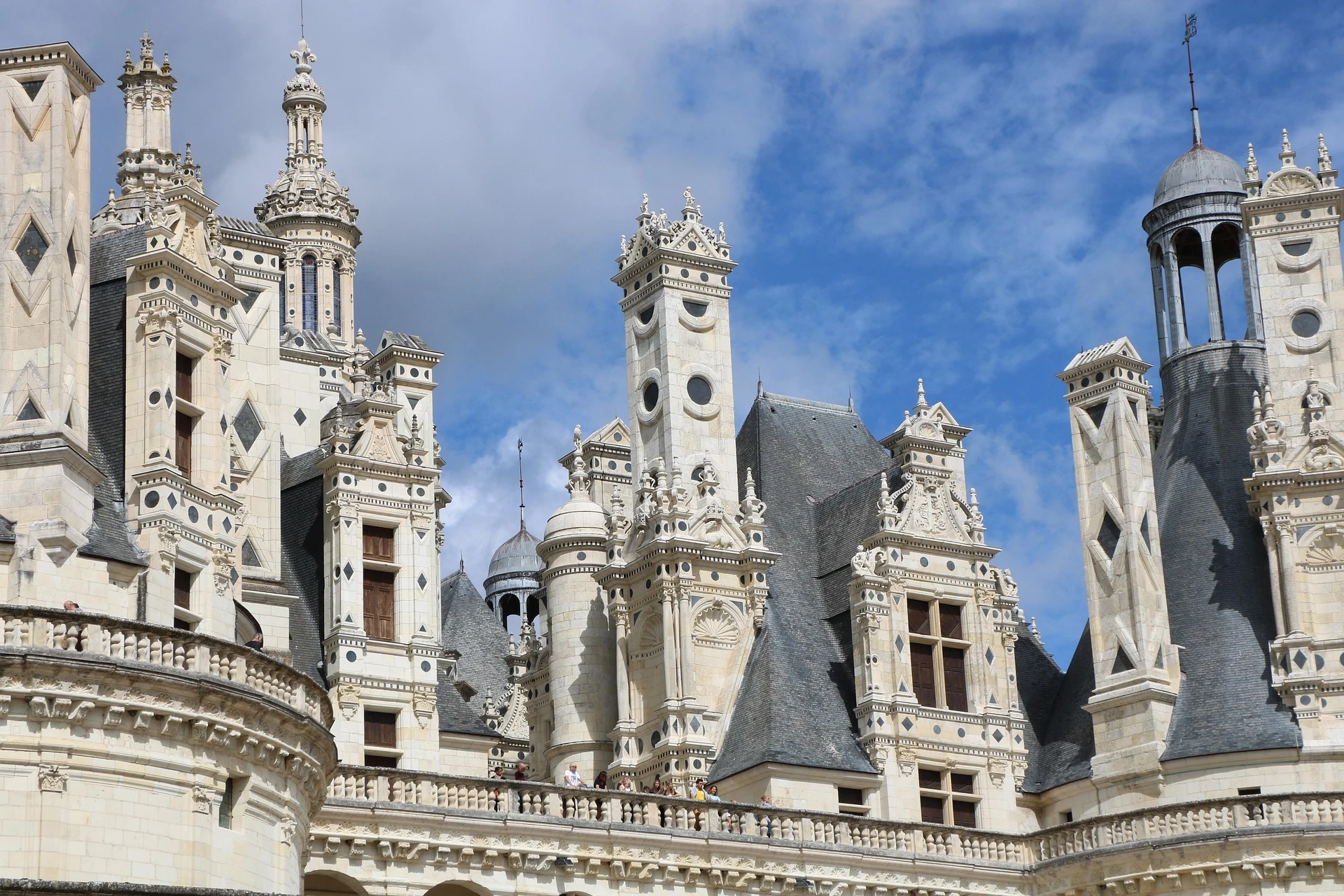 Cheminées sculptées du château de Chambord, ornements majestueux témoignant du raffinement et de la grandeur Renaissance.