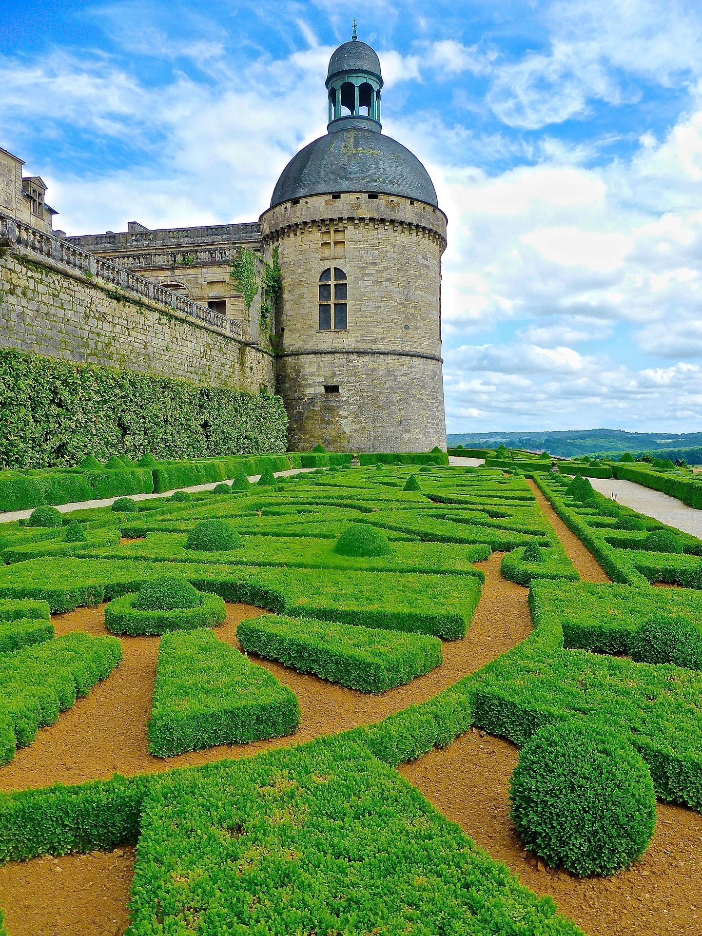 The trimmed box trees in the gardens of the Château de Hautefort, forming remarkable geometric flowerbeds, emblematic of French garden design in Périgord. Photo selected by monsieur-de-france.com.