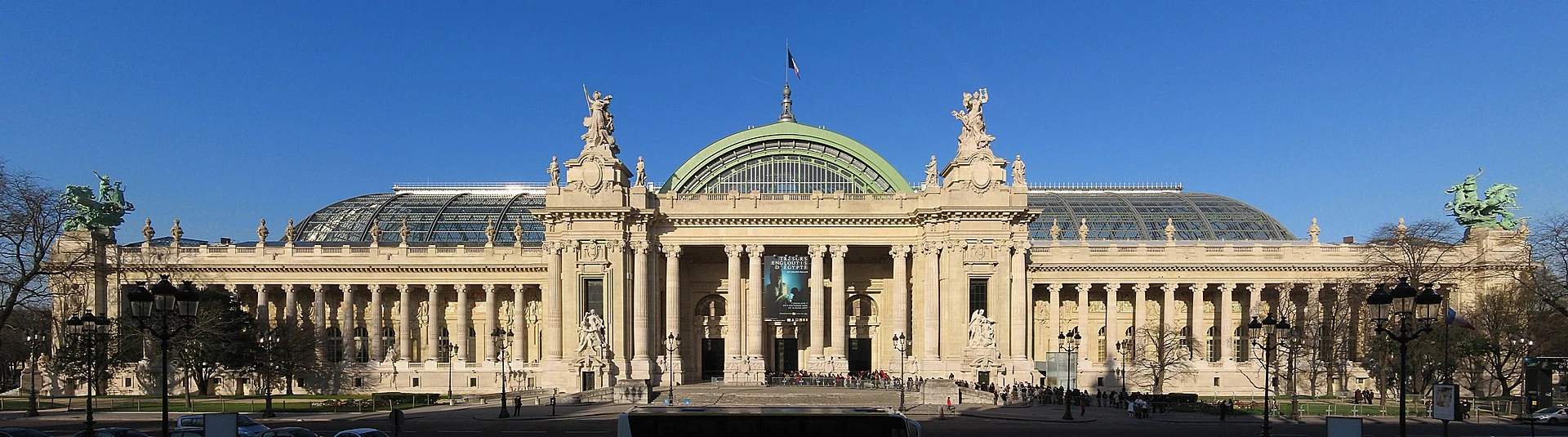 Magnifique photo de la façade principale du Grand Palais par sanchezn — Photographie personnelle, CC BY-SA 2.5, https://commons.wikimedia.org/w/index.php?curid=1796136