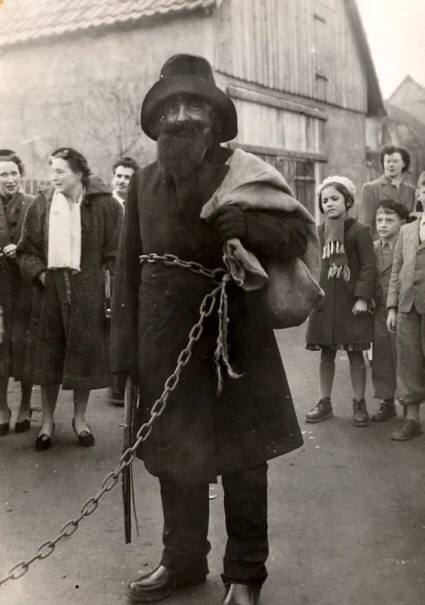Hans Trapp, le père fouettard alsacien associé à la fête de Saint Nicolas, figure folklorique sombre, photo publiée par monsieurdefrance.com.