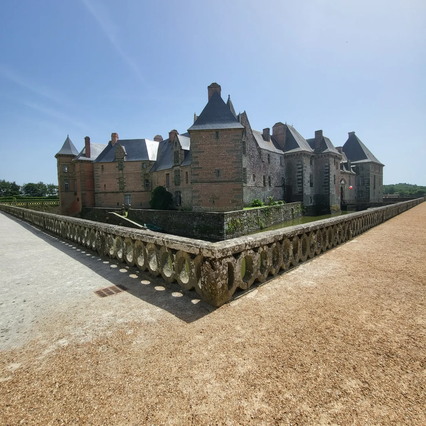 Le château de Carrouges vu extérieure depuis les jardins / Photo choisie par Monsieurdefrance.com : Jérôme Prod'homme