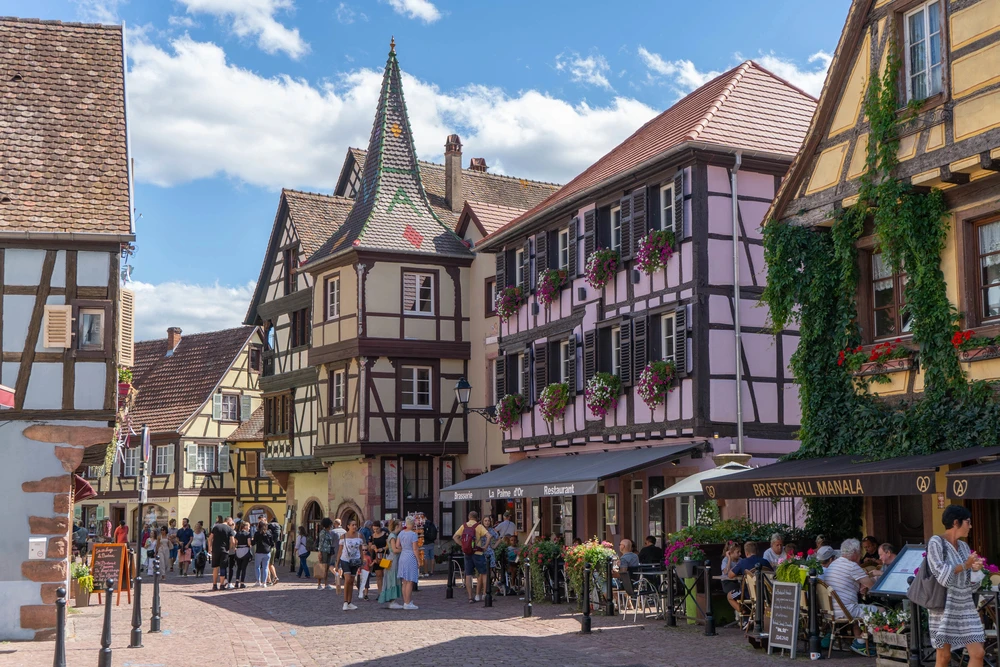 Une des places du village de Kaysersberg avec ses facades à colombages colorés