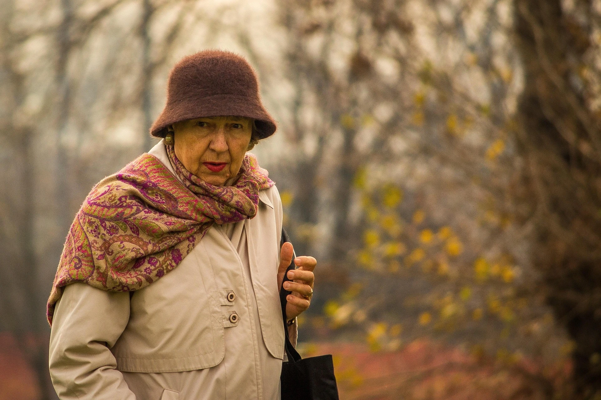 Elderly lady in a photo, with a kind face and gentle expression, a scene illustrating respect and politeness in France, photo chosen by monsieurdefrance.com.