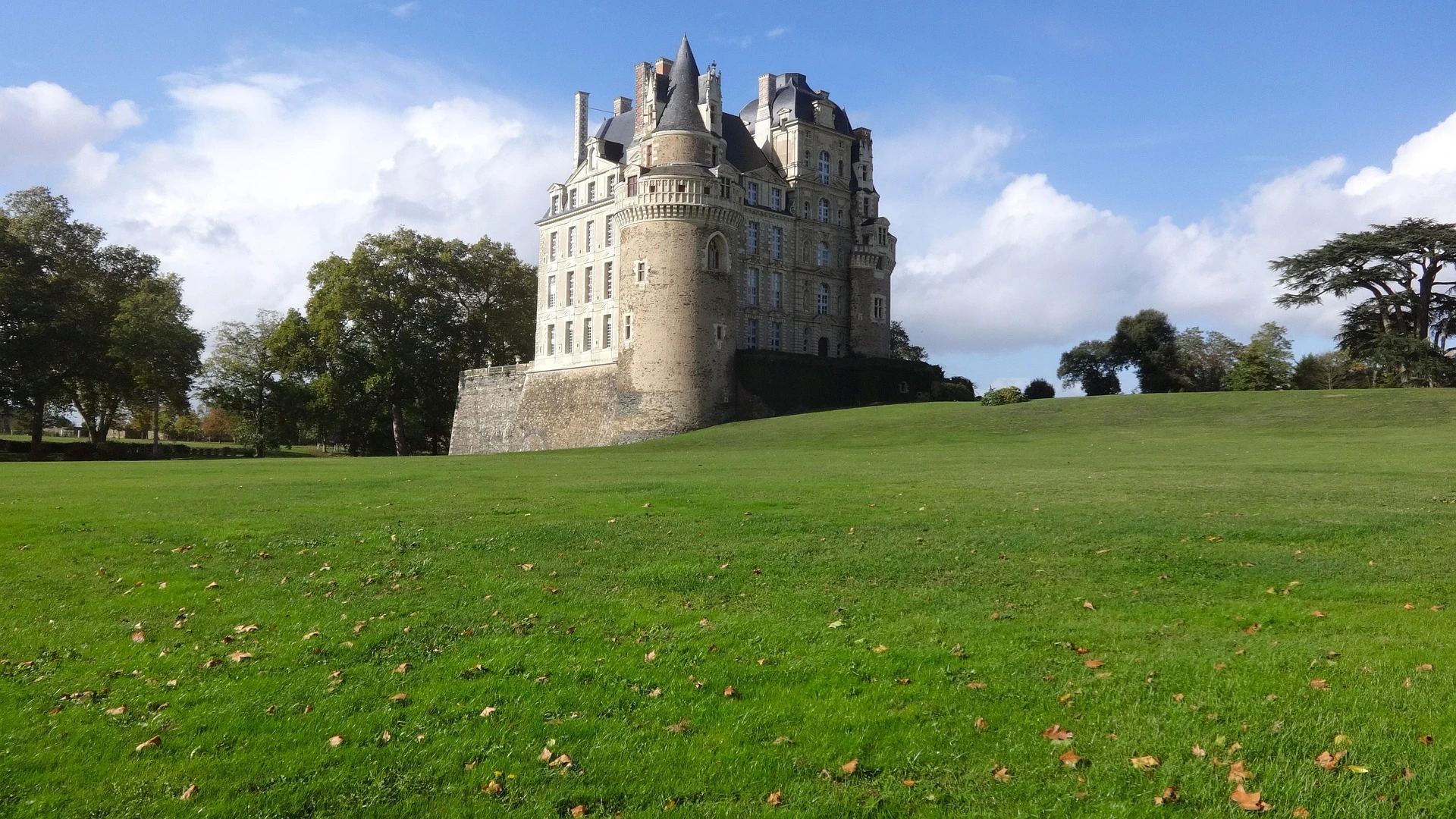The Château de Brissac, the tallest castle in France with its seven floors, is the impressive residence of the Dukes of Brissac in the heart of Anjou. Photo selected by monsieur-de-france.com.