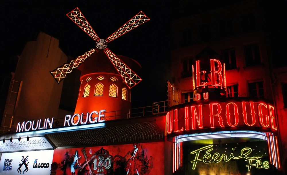 Le Moulin Rouge de nuit. Photo choisie par monsieurdefrance.Com : depositphotos.