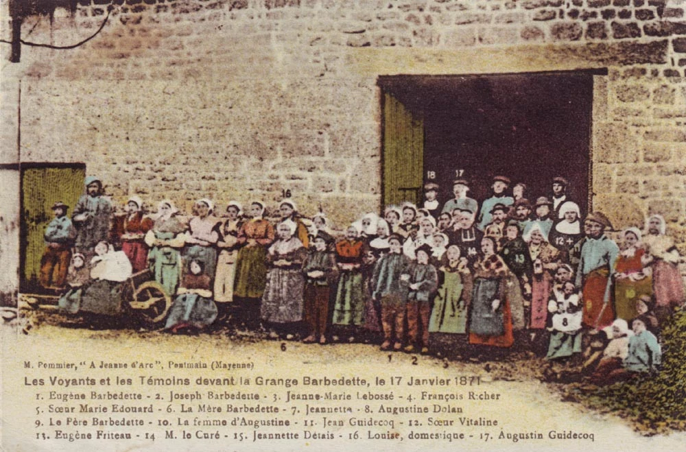 Habitantes de Pontmain en 1871, con niños en primera fila que atestiguan haber visto a la Virgen María la noche del 17 de enero de 1871. Postal antigua. Dominio público / Wikipedia.