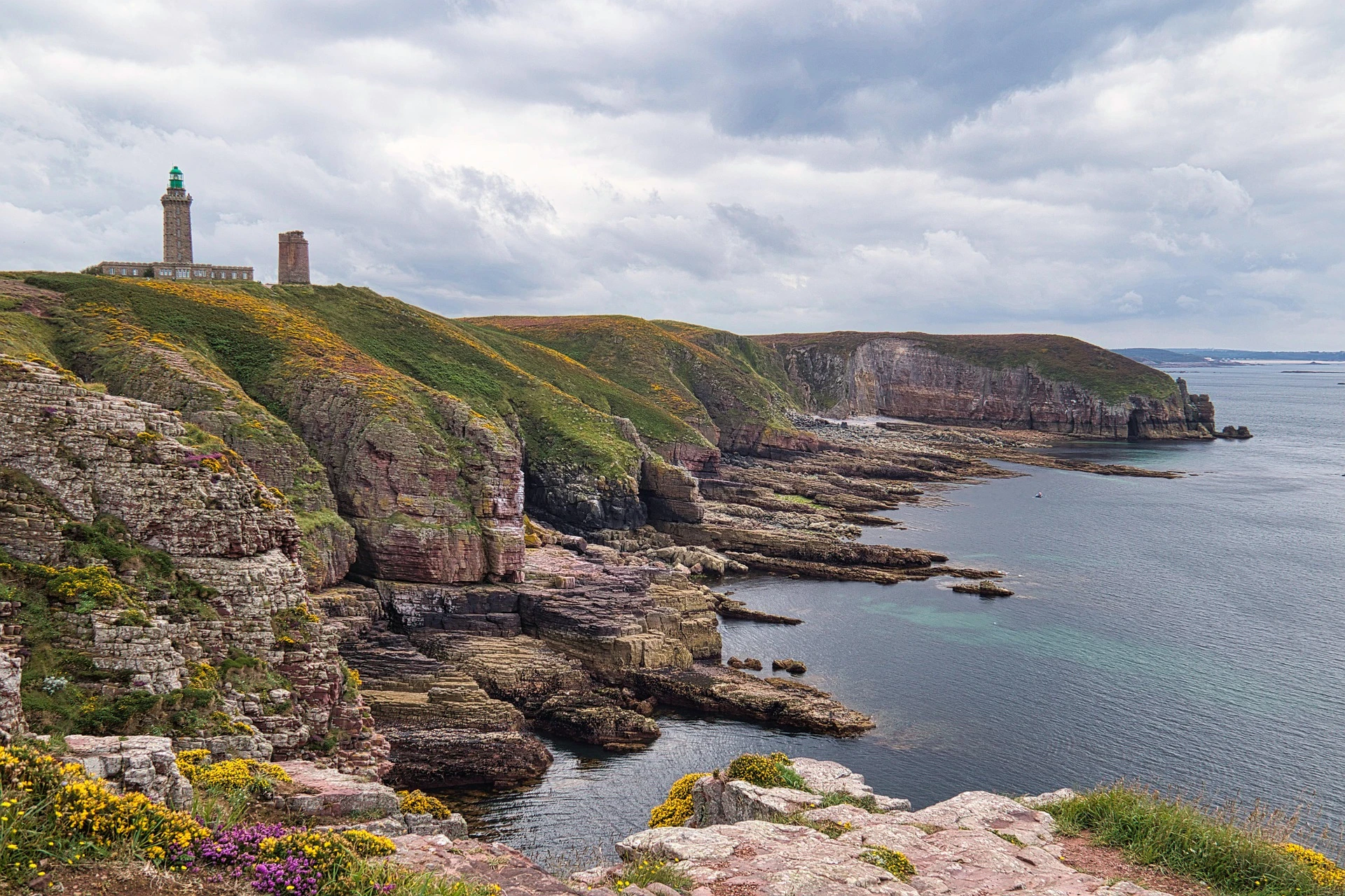 Cap Fréhel, a spectacular natural site on the Emerald Coast with its cliffs, panoramic views of the English Channel, and windswept moors, is a must-see near Saint-Malo. Photo selected by monsieur-de-france.com: by Piero Di Maria from Pixabay.