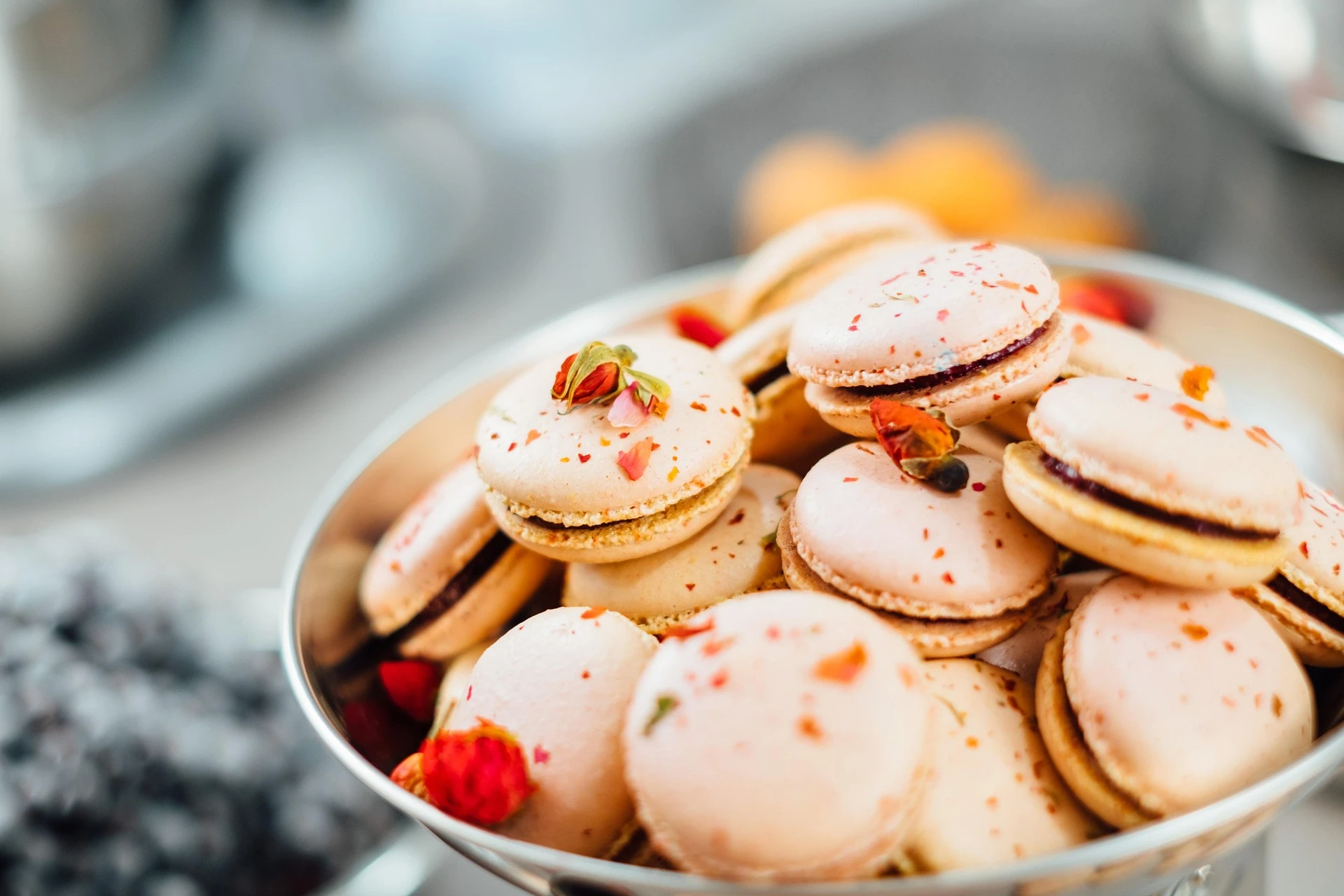Macarons parisiens colorés, délicates coques à l’amande garnies de ganache ou de crème, symboles raffinés de la pâtisserie française.