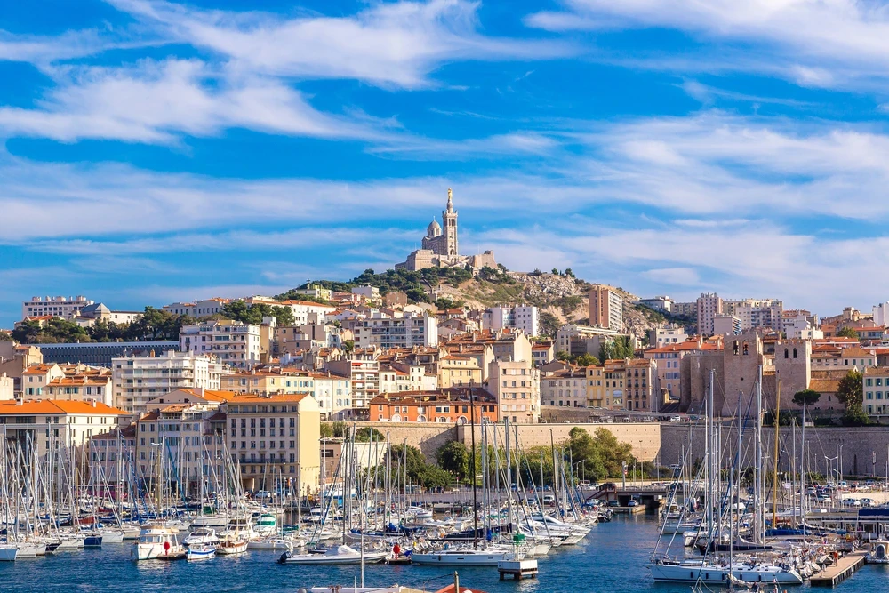 Die Stadt Marseille ist wunderschön.Hier: der alte Hafen und die Bonne Mère / Foto ausgewählt von monsieurdefrance.com: Sergii Figurnyi/Shutterstock.fr.