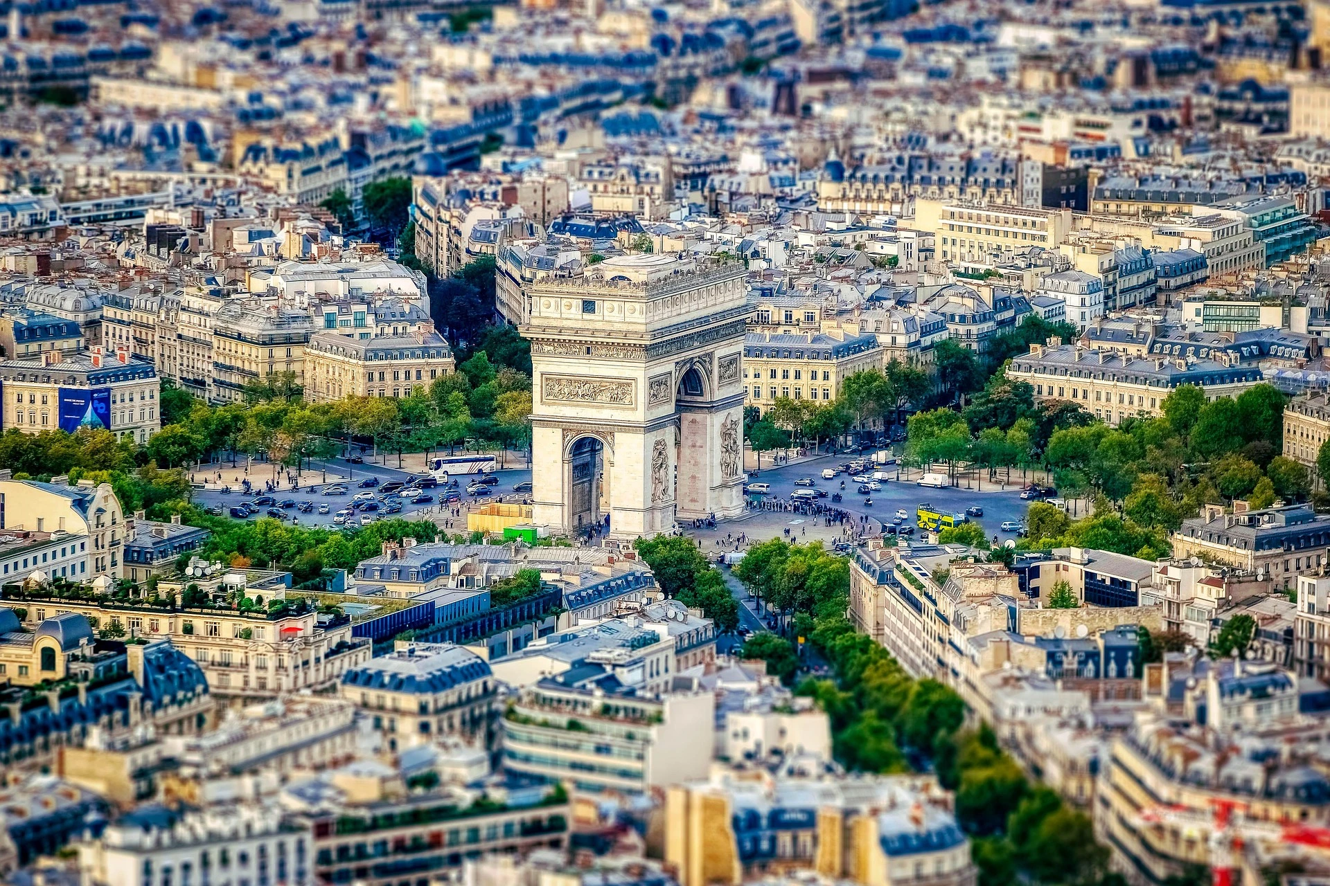 L’Arc de Triomphe à Paris au centre de la place Charles-de-Gaulle, au croisement de 12 avenues dont l’avenue des Champs-Élysées, vue aérienne en étoile au cœur de la capitale française.