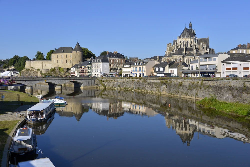 Mayenne con el río, el castillo y la basílica de Notre-Dame des Vertus. Phoro elegido por monsieurdefrance.com: Christian via depositphotos