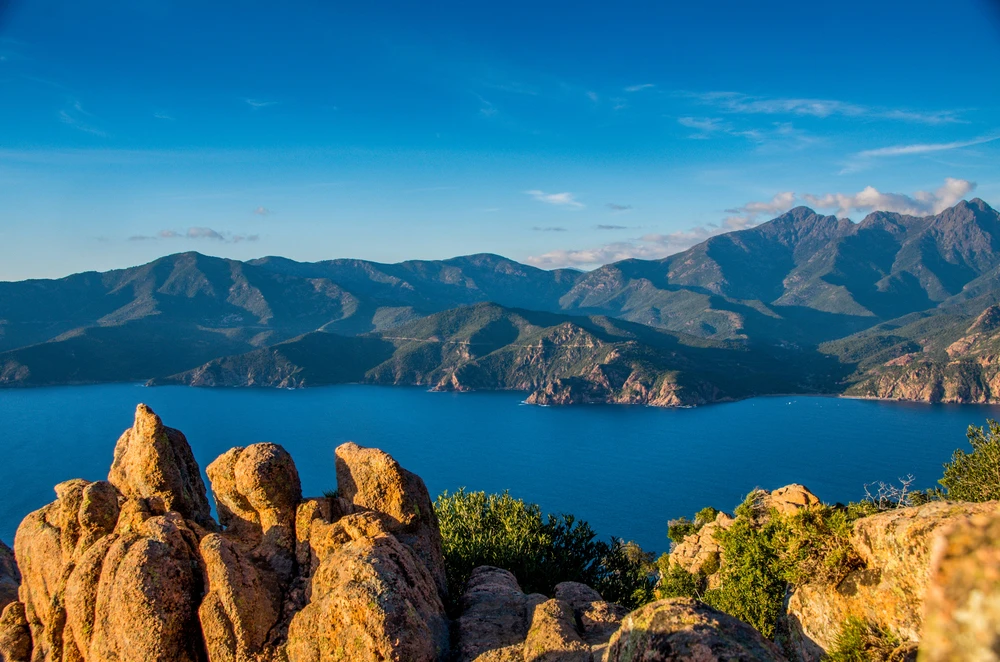Corsica is een enorme berg met zijn voeten in de zee / Foto gekozen door Monsieur de France: depositphotos