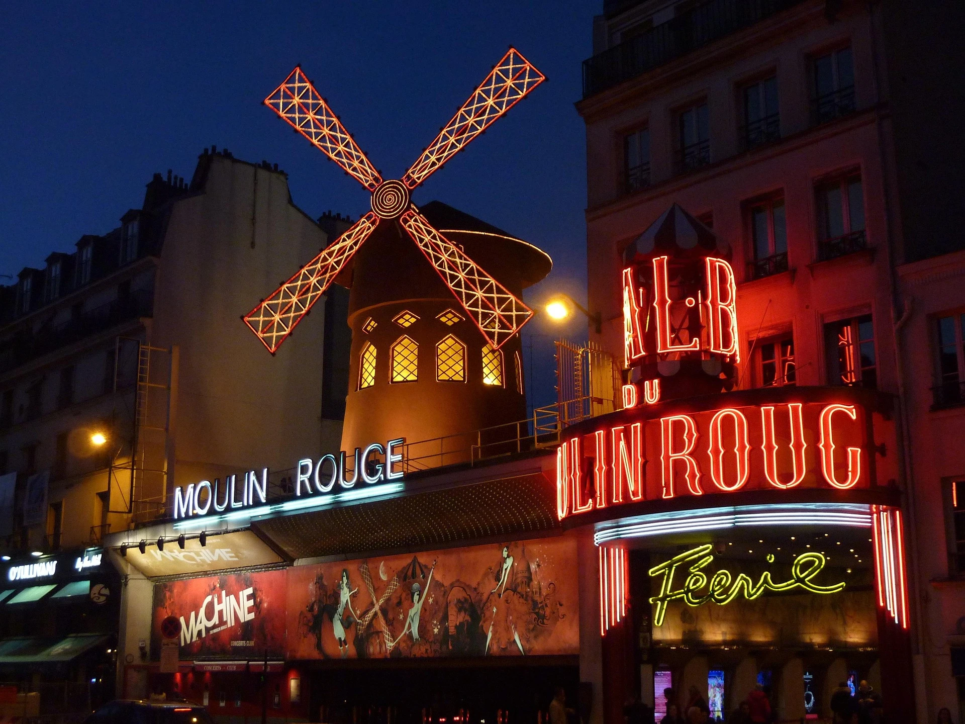 Moulin Rouge à Paris, célèbre cabaret au moulin emblématique et façades illuminées, photo choisie par monsieurdefrance.com.