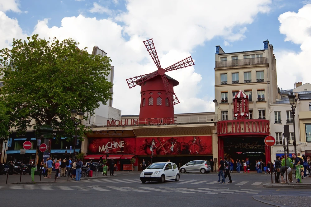 The Moulin rouge by day: photo chosen by monsieurdefrance.com: YAY-images via dépositphotos.com