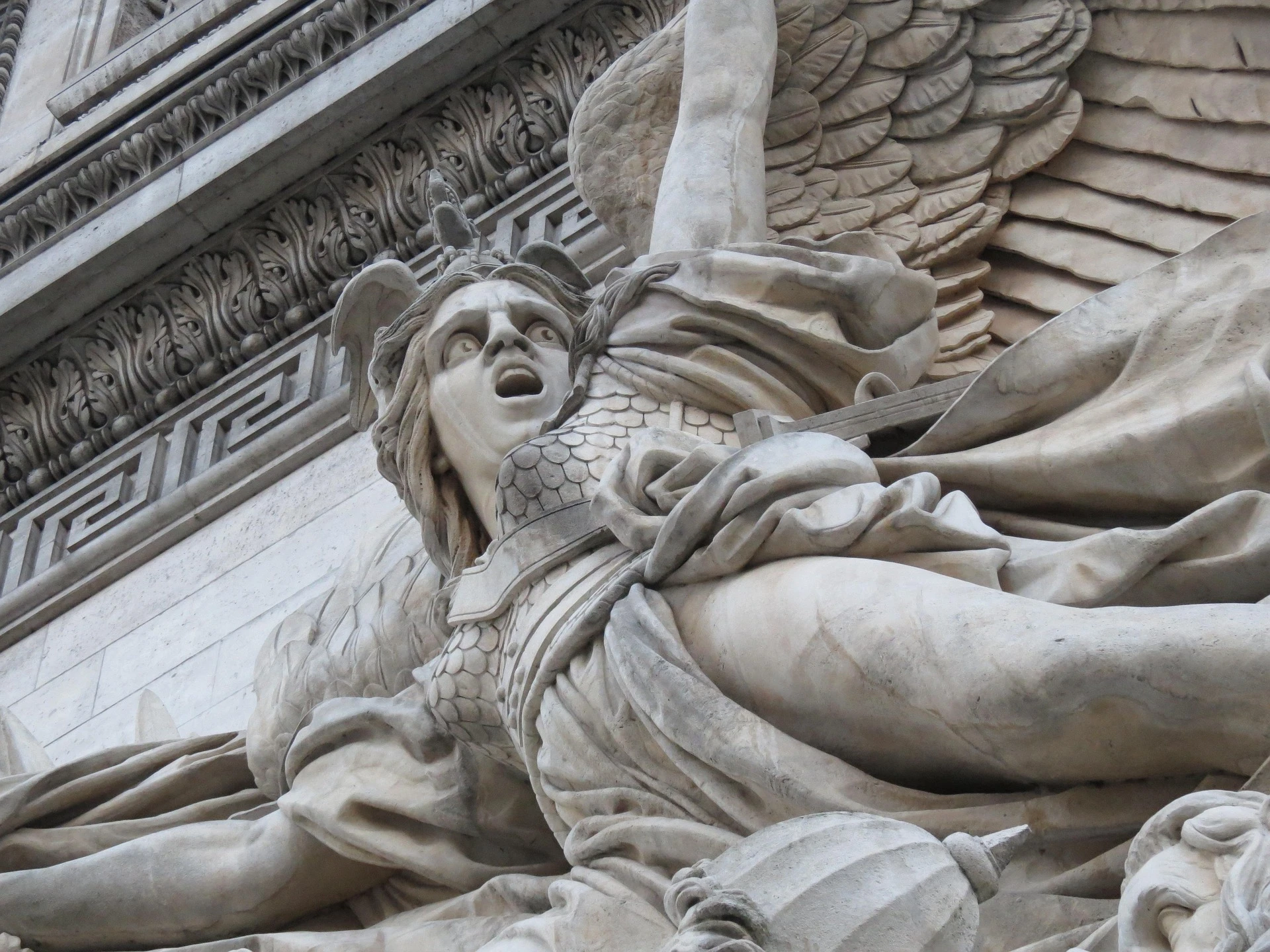Détail de “La Marseillaise” de François Rude sur l’Arc de Triomphe à Paris, célèbre sculpture représentant le départ des volontaires de 1792 – photo choisie par monsieurdefrance.com