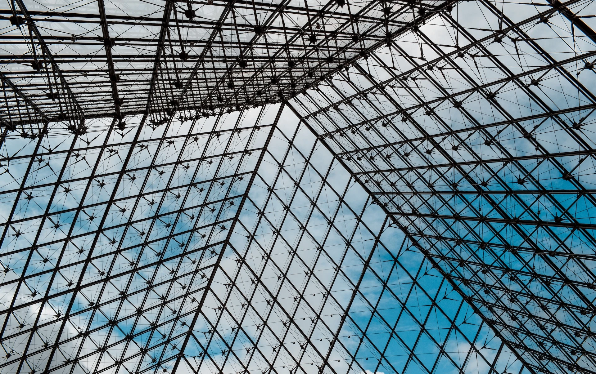 La pyramide du Louvre est l'entrée principale du Musée du Louvre / vue intérieure Photo de Myriam Olmand sur Unsplash