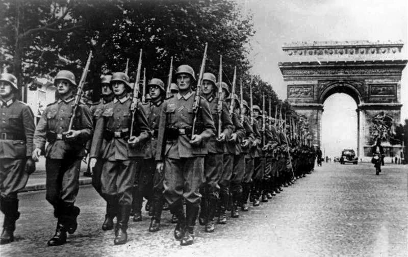 Am 14. Juni, vier Tage vor General de Gaulles Aufruf im Radio, paradieren die Nazi-Truppen auf den Champs-Elysées / Foto ausgewählt von Monsieur de France: Vom Bundesarchiv, Bild 146-1994-036-09A / CC-BY-SA, CC BY-SA 3.0 de, https://commons.wikimedia.org/w/index.php?curid=5483600
